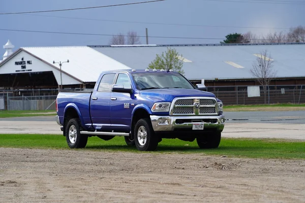 Tomah, Wisconsin ABD - 29 Nisan 2023: Blue 2010 Dodge Ram 2500 kamyonet yol kenarında kullanılmadan duruyor.