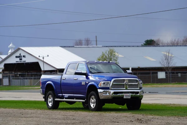 Tomah, Wisconsin ABD - 29 Nisan 2023: Blue 2010 Dodge Ram 2500 kamyonet yol kenarında kullanılmadan duruyor.