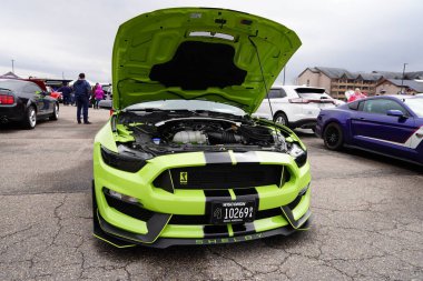 Baraboo, Wisconsin USA - 30 Nisan 2022: 2020 GT 350 neon yeşil Shelby Ford Mustang bir araba fuarında.