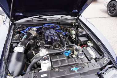 Baraboo, Wisconsin USA - 30 Nisan 2022: 2006 Koyu Mavi Ford Mustang GT 500 bir Cause araba fuarı için Cruise 'da sergileniyor.