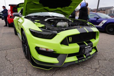Baraboo, Wisconsin USA - 30 Nisan 2022: 2020 GT 350 neon yeşil Shelby Ford Mustang bir araba fuarında.