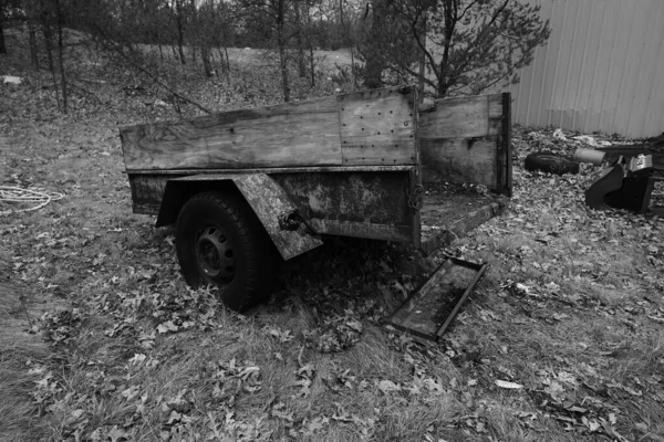 老式生锈的拖车被遗弃在森林里 — 图库照片