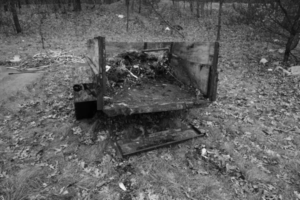老式生锈的拖车被遗弃在森林里 — 图库照片