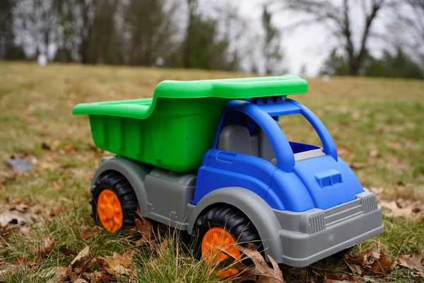 Caminhão Despejo Brinquedo Azul Criança Fica Fora Durante Início Primavera — Fotografia de Stock