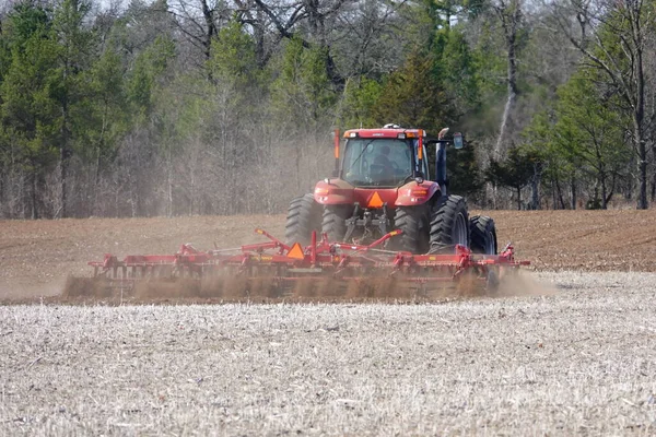 美国威斯康星州新里斯本 2023年5月5日 橙色案例Ih Steiger 380 Quadtrac拖拉机在农田耕作 — 图库照片