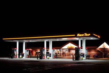 Wisconsin Dells, Wisconsin ABD 19 Mayıs 2023: Kwik Trip benzin istasyonu tabelası gece boyunca halka hizmet ederken parlıyor.