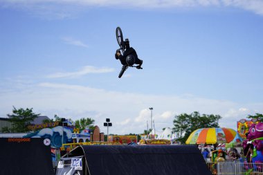 Fond du Lac, Wisconsin ABD - 14 Temmuz 2019 BMX 'de bisiklet dublörleri Fond du Lac Fuarı' ndaki bir kalabalık için yarım boru rampalarında dublörlük yapıyor..