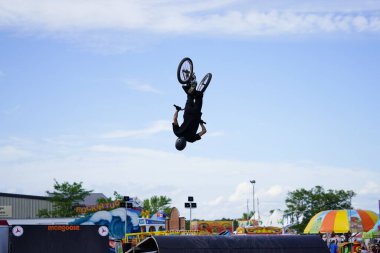 Fond du Lac, Wisconsin ABD - 14 Temmuz 2019 BMX 'de bisiklet dublörleri Fond du Lac Fuarı' ndaki bir kalabalık için yarım boru rampalarında dublörlük yapıyor..