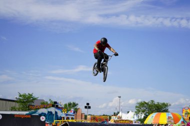 Fond du Lac, Wisconsin ABD - 14 Temmuz 2019 BMX 'de bisiklet dublörleri Fond du Lac Fuarı' ndaki bir kalabalık için yarım boru rampalarında dublörlük yapıyor..