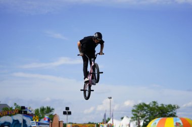 Fond du Lac, Wisconsin ABD - 14 Temmuz 2019 BMX 'de bisiklet dublörleri Fond du Lac Fuarı' ndaki bir kalabalık için yarım boru rampalarında dublörlük yapıyor..