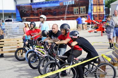 Fond du Lac, Wisconsin ABD - 14 Temmuz 2019 BMX 'de bisiklet dublörleri Fond du Lac Fuarı' ndaki bir kalabalık için yarım boru rampalarında dublörlük yapıyor..