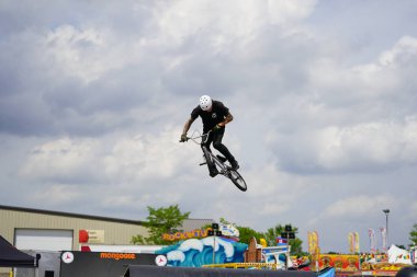Fond du Lac, Wisconsin ABD - 14 Temmuz 2019 BMX 'de bisiklet dublörleri Fond du Lac Fuarı' ndaki bir kalabalık için yarım boru rampalarında dublörlük yapıyor..