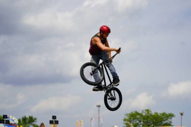 Fond du Lac, Wisconsin ABD - 14 Temmuz 2019 BMX 'de bisiklet dublörleri Fond du Lac Fuarı' ndaki bir kalabalık için yarım boru rampalarında dublörlük yapıyor..