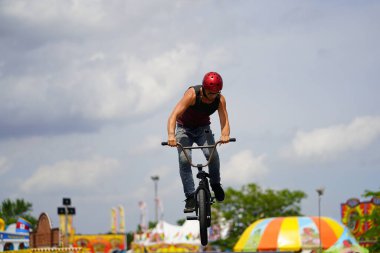 Fond du Lac, Wisconsin ABD - 14 Temmuz 2019 BMX 'de bisiklet dublörleri Fond du Lac Fuarı' ndaki bir kalabalık için yarım boru rampalarında dublörlük yapıyor..