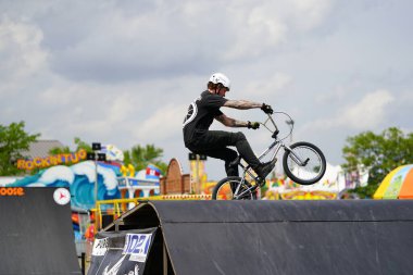 Fond du Lac, Wisconsin ABD - 14 Temmuz 2019 BMX 'de bisiklet dublörleri Fond du Lac Fuarı' ndaki bir kalabalık için yarım boru rampalarında dublörlük yapıyor..