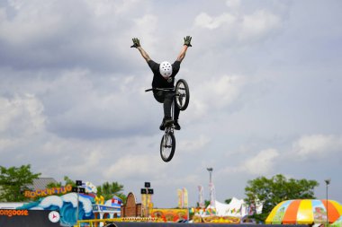 Fond du Lac, Wisconsin ABD - 14 Temmuz 2019 BMX 'de bisiklet dublörleri Fond du Lac Fuarı' ndaki bir kalabalık için yarım boru rampalarında dublörlük yapıyor..