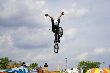 Fond du Lac, Wisconsin ABD - 14 Temmuz 2019 BMX 'de bisiklet dublörleri Fond du Lac Fuarı' ndaki bir kalabalık için yarım boru rampalarında dublörlük yapıyor..