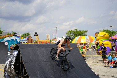 Fond du Lac, Wisconsin ABD - 14 Temmuz 2019 BMX 'de bisiklet dublörleri Fond du Lac Fuarı' ndaki bir kalabalık için yarım boru rampalarında dublörlük yapıyor..