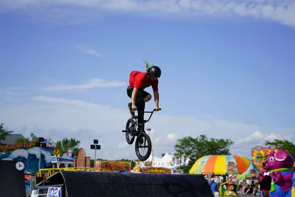 Fond du Lac, Wisconsin ABD - 14 Temmuz 2019 BMX 'de bisiklet dublörleri Fond du Lac Fuarı' ndaki bir kalabalık için yarım boru rampalarında dublörlük yapıyor..