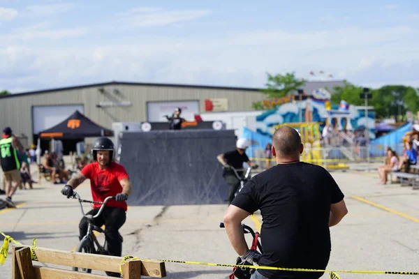 Fond du Lac, Wisconsin ABD - 14 Temmuz 2019 BMX 'de bisiklet dublörleri Fond du Lac Fuarı' ndaki bir kalabalık için yarım boru rampalarında dublörlük yapıyor..