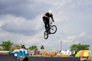 Fond du Lac, Wisconsin ABD - 14 Temmuz 2019 BMX 'de bisiklet dublörleri Fond du Lac Fuarı' ndaki bir kalabalık için yarım boru rampalarında dublörlük yapıyor..