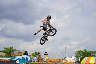 Fond du Lac, Wisconsin ABD - 14 Temmuz 2019 BMX 'de bisiklet dublörleri Fond du Lac Fuarı' ndaki bir kalabalık için yarım boru rampalarında dublörlük yapıyor..