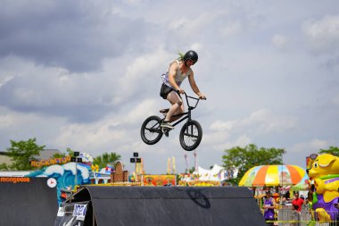 Fond du Lac, Wisconsin ABD - 14 Temmuz 2019 BMX 'de bisiklet dublörleri Fond du Lac Fuarı' ndaki bir kalabalık için yarım boru rampalarında dublörlük yapıyor..
