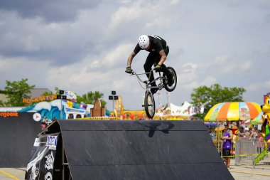 Fond du Lac, Wisconsin ABD - 14 Temmuz 2019 BMX 'de bisiklet dublörleri Fond du Lac Fuarı' ndaki bir kalabalık için yarım boru rampalarında dublörlük yapıyor..