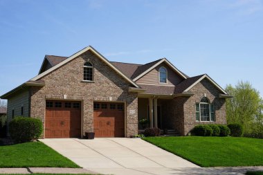 Madison, Wisconsin USA - 17 Mayıs 2023: İki araçlı lüks aile evi.