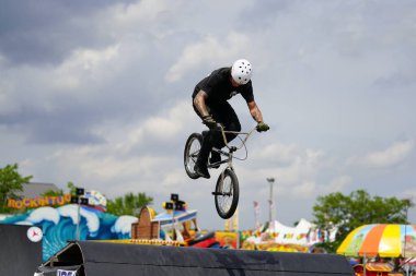 Fond du Lac, Wisconsin ABD - 14 Temmuz 2019 BMX 'de bisiklet dublörleri Fond du Lac Fuarı' ndaki bir kalabalık için yarım boru rampalarında dublörlük yapıyor..