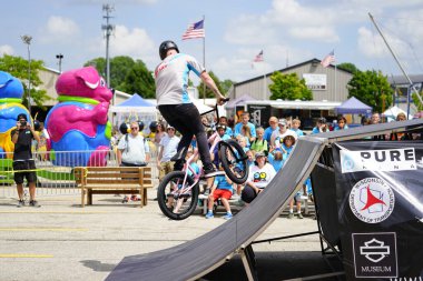 Fond du Lac, Wisconsin ABD - 14 Temmuz 2019 BMX 'de bisiklet dublörleri Fond du Lac Fuarı' ndaki bir kalabalık için yarım boru rampalarında dublörlük yapıyor..