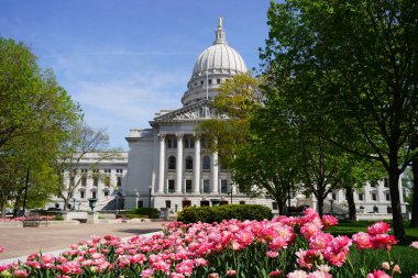 Madison, Wisconsin ABD - 9 Mayıs 2023: Madison, Wisconsin Eyalet Hükümet Binası.