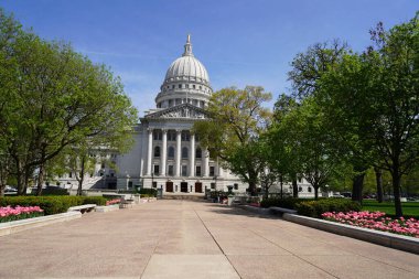 Madison, Wisconsin ABD - 9 Mayıs 2023: Madison, Wisconsin Eyalet Hükümet Binası.