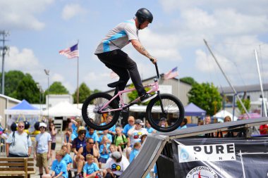 Fond du Lac, Wisconsin ABD - 14 Temmuz 2019 BMX 'de bisiklet dublörleri Fond du Lac Fuarı' ndaki bir kalabalık için yarım boru rampalarında dublörlük yapıyor..