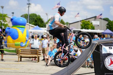 Fond du Lac, Wisconsin ABD - 14 Temmuz 2019 BMX 'de bisiklet dublörleri Fond du Lac Fuarı' ndaki bir kalabalık için yarım boru rampalarında dublörlük yapıyor..