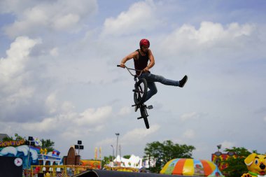 Fond du Lac, Wisconsin ABD - 14 Temmuz 2019 BMX 'de bisiklet dublörleri Fond du Lac Fuarı' ndaki bir kalabalık için yarım boru rampalarında dublörlük yapıyor..