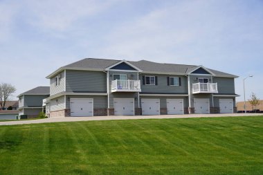 Madison, Wisconsin USA - 13 Mayıs 2023: Modern Grey apartman daireleri.