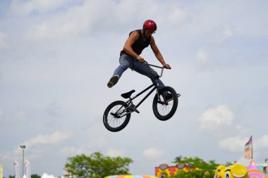 Fond du Lac, Wisconsin ABD - 14 Temmuz 2019 BMX 'de bisiklet dublörleri Fond du Lac Fuarı' ndaki bir kalabalık için yarım boru rampalarında dublörlük yapıyor..