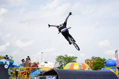 Fond du Lac, Wisconsin ABD - 14 Temmuz 2019 BMX 'de bisiklet dublörleri Fond du Lac Fuarı' ndaki bir kalabalık için yarım boru rampalarında dublörlük yapıyor..