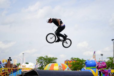 Fond du Lac, Wisconsin ABD - 14 Temmuz 2019 BMX 'de bisiklet dublörleri Fond du Lac Fuarı' ndaki bir kalabalık için yarım boru rampalarında dublörlük yapıyor..