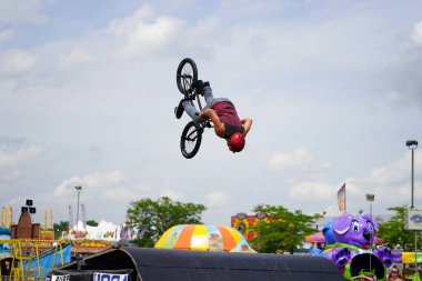 Fond du Lac, Wisconsin ABD - 14 Temmuz 2019 BMX 'de bisiklet dublörleri Fond du Lac Fuarı' ndaki bir kalabalık için yarım boru rampalarında dublörlük yapıyor..