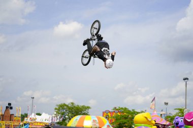 Fond du Lac, Wisconsin ABD - 14 Temmuz 2019 BMX 'de bisiklet dublörleri Fond du Lac Fuarı' ndaki bir kalabalık için yarım boru rampalarında dublörlük yapıyor..