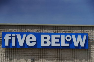 Madison, Wisconsin ABD - 15 Mayıs 2023: Mağaza binasının altındaki 5 mağaza tabelası.