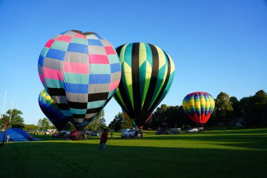 Seymour, Wisconsin ABD - 9 Ağustos 2019: Renkli sıcak hava balonları yaz mevsiminde gökyüzüne çıkar