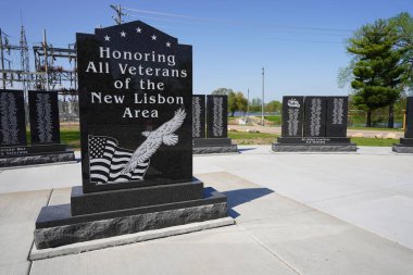Yeni Lizbon, Wisconsin ABD - 17 Mayıs 2022: Ölen askerlerin anısına yapılan eski anıt alanı.