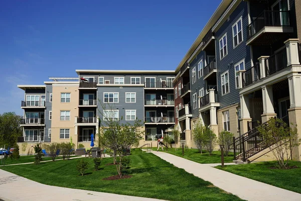 Madison, Wisconsin USA - 13 Mayıs 2023: Modern apartman sakinleri.