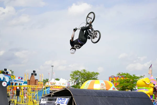 Fond du Lac, Wisconsin ABD - 14 Temmuz 2019 BMX 'de bisiklet dublörleri Fond du Lac Fuarı' ndaki bir kalabalık için yarım boru rampalarında dublörlük yapıyor..