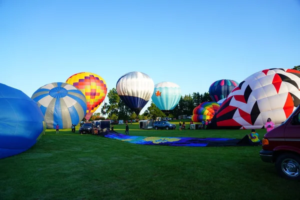 シーモア ウィスコンシン アメリカ 2019 夏時間中に空に取るカラフルな熱気球 — ストック写真