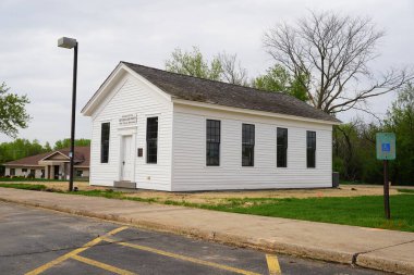 Ripon, Wisconsin ABD - 20 Mayıs 2023: Tarihi bina, ilk cumhuriyetçi ev küçük beyaz okul binası Blackburn Caddesi 'nden Batı Fond du Lac Caddesi' ne taşındı