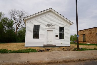 Ripon, Wisconsin ABD - 20 Mayıs 2023: Tarihi bina, ilk cumhuriyetçi ev küçük beyaz okul binası Blackburn Caddesi 'nden Batı Fond du Lac Caddesi' ne taşındı